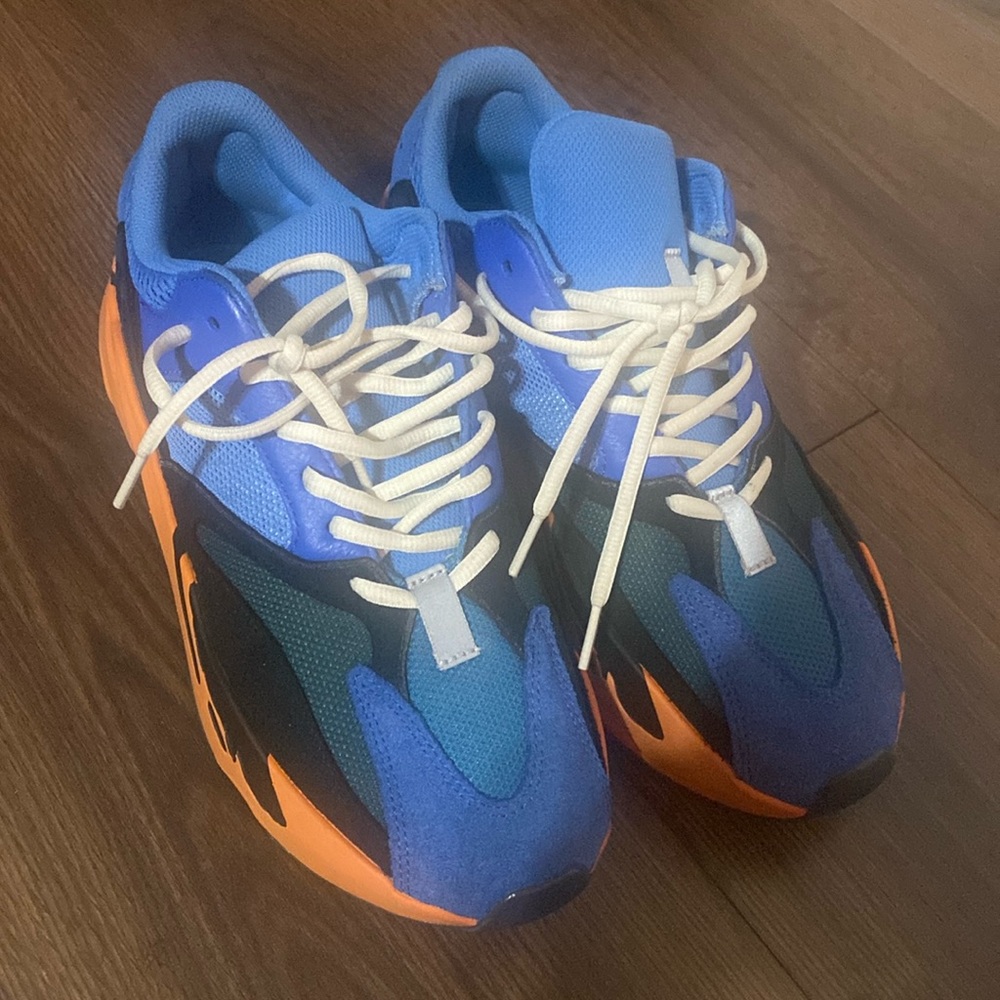 Yeezy 700 bright blue size 9